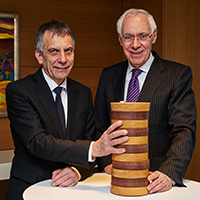 Bild: Universitäts-Rektor und Juryvorsitzender Prof. Gerhard

Sagerer und Dr. Dieter Brand