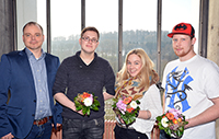 Bild: Über den Abschluss der Ausbildung an der Universität Bielefeld freuen sich Ausbildungsleiter Alexander Steinhäuser sowie Jens Bögeholz