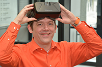 Bild: Thies Pfeiffer hat zusammen mit seinen Kollegen eine Büroanwendung für die Virtual-Reality-Brille Oculus Rift entwickelt. Die Firma Ceyoniq Technology hat das System in ihre Software integriert. Foto: CITEC/Universität Bielefeld