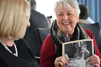 Bild: Jubilarfeier: Brigitte Tlatlik zeigt alte Fotos. 