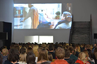 Bild: Die Uni-Halle wird zum Kinosaal: Über dem Durchgang zum Audimax wird der Film zu sehen sein. Foto: Universität Bielefeld