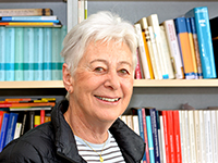 Bild: Prof.‘in Dr. Claire Kramsch wird mit der Ehren-doktorwürde der Fakultät für Linguistik und Literaturwissenschaft ausgezeichnet. 
Foto: Universität Bielefeld
