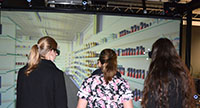Bild: Bei einer Einkaufstour durch den Virtuellen Supermarkt. Foto: CITEC