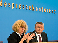 Bild: Prof. Dr. Doris Schaeffer erläutert in der Bundespressekonferenz gemeinsam mit Bundesgesundheitsminister Hermann Gröhe den nationalen Aktionsplan. Foto: AOK-Mediendienst 