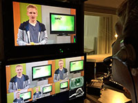 Bild: Bildregisseur Fabian Bien (r.) und Moderator Moritz bei der Aufzeichnung der 109. Ausgabe von Campus TV 
Foto: Campus TV / Jochen Kopp