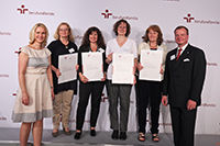 Bild: Familienministerin Manuela Schwesig (l.) überreichte Kristin Unnold (3.v.l.) die Urkunde. Auch Vertreterinnen der Hochschulen Fulda