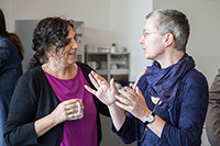 Bild: Professorin Michal Linial PhD (links) vom Israel Institute of Advanced Study und Professorin Dr. Ulrike Davy (Universität Bielefeld) leiten die Intercontinental Academia. Foto: ZIF/ Universität Bielefeld
