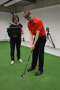 Bild: CITEC-Forscherin Dr. Cornelia Frank (li.) misst mit einer Eyetracking-Brille
