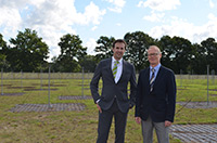 Bild: Die Professoren Dr. Marcus Brüggen und Dr. Dominik Schwarz (v.l.) betreuen das Norderstedter Antennenfeld des Radioteleskops LOFAR. Foto: Universität Bielefeld
