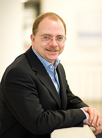 Bild: Prof. Dr. Bernd Weisshaar erforscht mit seinem Team das Zusammen-wirken der Gene von Weinreben. 
Foto: Universität Bielefeld/Brockhoff.
