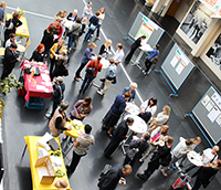 Bild: Austausch zum Weiterbildenden Studium FrauenStudien am Öffentlichkeitstag. Foto: Universität Bielefeld