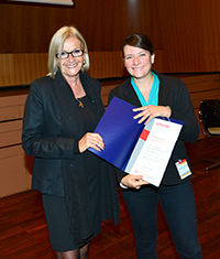 Bild: Die Vorsitzende der Deutsche Alzheimer Gesellschaft Monika Kaus (l.) überreichte die Förderurkunde an Dr. Hürrem Tezcan-Güntekin. Insgesamt gab es 18 Bewerbungen um die Fördermittel. Foto: DAlzG