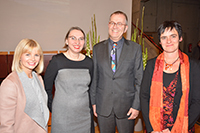 Bild: Gleichstellungspreis: Prorektor Prof. Martin Egelhaaf und die Gleichstellungsbeauftragte Uschi Baaken (l.) mit den Vertreterinnen der Fakultäten Katrin Velten (Gleichstellungskommission Erziehungswissenschaft) und Prodekanin Prof. Petra Kolip (Gesundheitswissenschaften)