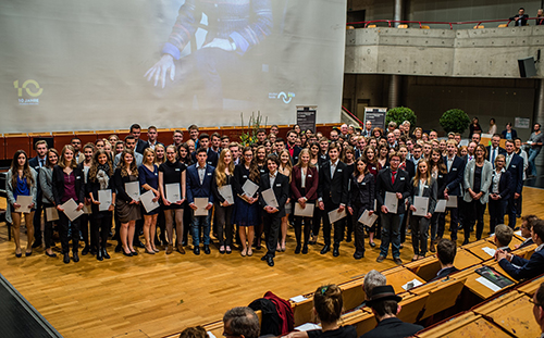 Bild: Die Bielefelder Stipendiatinnen und Stipendiaten mit ihren Förderern bei der Stipendienvergabe. Foto: Universität Bielefeld