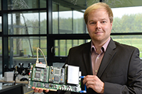 Bild: Marten Vohrmann vom Exzellenzcluster CITEC mit dem adaptiven Netzwerkknoten