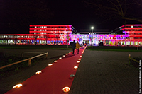 Bild: Der rote Teppich zeigt den Gästen den Weg in das illuminierte Gebäude X zum Sektempfang. 
Foto: Universität Bielefeld / S. Sättele
