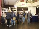 Bild: Zu Beginn des Wintersemesters stellte die Universitätsbibliothek ihr komplettes Serviceangebot in der Halle der Universität Bielefeld - insbesondere auch den über 2800 Studienanfängern und Hochschulwechslern - vor.