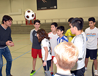 Bild: Der ehemalige Arminia-Profifußballer Karsten Bremke gibt den Kindern und Jugendlichen aus dem Bielefeld United-Projekt immer gern Tipps. 