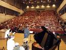 Bild: An der Universität Bielefeld haben im Wintersemester 2002/2003 insgesamt 2884 Studienanfänger und Hochschulwechsler ihr Studium aufgenommen. Zur Begrüßung im Auditorium maximum (mit musikalischem Auftakt durch Mitglieder der Uni Big Band unter der Leitung von Hans-Hermann Rösch) war ein Großteil der neuen Studierenden erschienen.