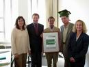 Bild: Die Universität Bielefeld wurde beim Uni-Öko-Check als ?ökologischer Spitzenreiter? ermittelt. Das Foto zeigt (von links) Martina Kreck (Grüner Punkt)