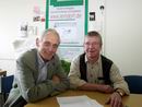 Bild: Nach längerer Entwicklungsphase hat jetzt ein neuer Forschungs-schwerpunkt an der Fakultät für Pädagogik der Universität Bielefeld seine Arbeit aufgenommen. Prof. Dr. Dr. h.c. Hans-Uwe Otto (auf dem Foto links) von der Fakultät für Pädagogik der Universität Bielefeld und von Prof. Dr. Norbert Meder (auf dem Foto rechts)