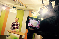 Bild: Dirk Ludewig moderiert die 112. Ausgabe von Campus TV
Foto: Victoria Maiwald/Campus TV
