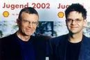 Bild: Verfasser der 14. Shell-Jugendstudie: Die Bielefelder Wissenschaftler Klaus Hurrelmann und Mathias Albert.
Shell-Foto.