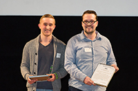 Bild: Philip Strunk (l.) und Gero Brinkmann wurden für ihre Wissenschaftssendung ausgezeichnet. Foto: Uwe Völkner/LfM
