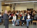 Bild: Rektor Dieter Timmermann stellt auf einer Informationsveranstaltung das neue Studienangebot "Studieren ab 16" für hochmotivierte Schülerinnen und Schüler vor.
