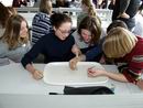 Bild: In Workshops hatten die Schülerinnen der Herbsthochschule die Gelegenheit zu praktischen Erfahrungen mit den Naturwissenschaften.