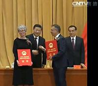 Bild: Chinas Staatspräsident Xi Jinping (mitte) überreichte die Urkunde persönlich an Prof. Dr. Katharina Kohse-Höinghaus