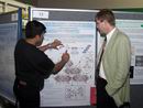 Bild: Das Workshop-Programm des internationalen Graduiertenstudiengangs Chemie und Biochemie wurde ergänzt durch eine Posterpräsentation; rechts im Bild der Initiator des Promotionsstudiengangs Norbert Sewald.