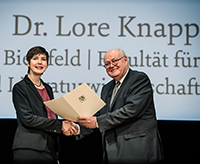 Bild: Akademiepräsident Wolfgang Löwer gratuliert der neuen Kollegiatin Lore Knapp. Foto: AWK