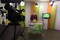 Bild: Fotounterzeile: Moderator Timo Peitsch im Campus TV Studio bei der Aufzeichnung der 114. Ausgabe.

Foto: V. Maiwald/Campus TV
