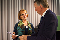 Bild: Grete Röder erhält von Dr. Werner Efing den Sonderpreis.