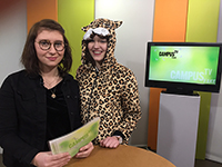Bild: Moderatorin Laura Mühlenmeier hatte bei der Aufzeichnung einen Kater (zweiter von links)… Foto: V. Maiwald - Campus TV