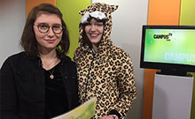Bild: Moderatorin Laura Mühlenmeier hatte bei der Aufzeichnung einen Kater (zweiter von links)… Foto: V. Maiwald - Campus TV