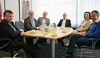 Bild: Die französische Delegation und die Universität Bielefeld im Austausch: (v. l.) Vincent Muller