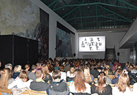 Bild: Kinoatmosphäre in der Universitätshalle: Bereits zum fünften Mal wird die Trennwand zur Filmleinwand. Foto: Universität Bielefeld 