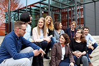 Bild: BU: Die acht Talentscouts und die Koordinatorin des Projekts Talentscouting OWL. 