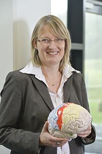 Bild: Die CITEC-Forscherin Prof. Dr. Johanna Kißler koordiniert das Projekt NeuroCommTrainer. Ziel ist ein System