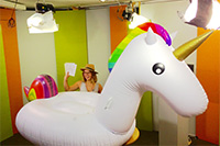 Bild: Einhorn-Alarm im Campus TV Studio. Moderatorin Laura Mühlenmeier behält in der Sommerausgabe den Überblick.
Foto: Jochen Kopp
