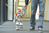 Bild: Im Workshop „Dein Roboterführerschein“ erleben die Besucherinnen und Besucher Roboter hautnah. Foto: Universität Bielefeld