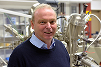 Bild: Prof. Dr. Armin Gölzhäuser stellt in „research_tv“ seine Forschung zu Nano-Membranen vor. Foto: Universität Bielefeld
