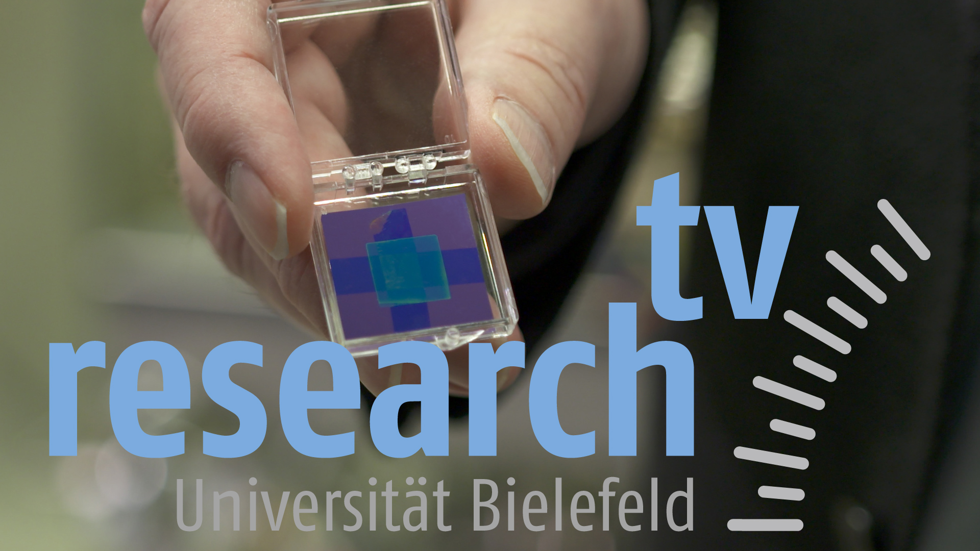 Bild: Kohlenstoff-Nanomembranen sind das Thema des neuen „research_tv“-Beitrags. Die Membranen sind sieben Nanometer dünn. Sie könnten in Zukunft sowohl als Filter als auch als Schutzschicht dienen. Foto: Universität Bielefeld