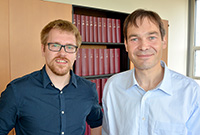 Bild: Tobias Betke und Prof. Dr. Harald Gröger zeigen