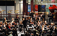 Bild: Die Bielefelder Philharmoniker spielen zu Semesterstart in der zentralen Halle der Universität. 
Foto: Universität Bielefeld
