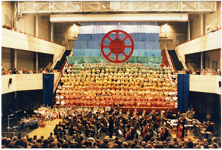 Bild: Die Aufführung der Carmina Burana zum 25-jährigen Universitätsjubiläum. Bühnenbild: Peter Sommer vom Fach Kunst.