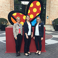 Bild: In Brasilien auf der Konferenz BBEST2017 (v.l.): Mentorin Dr. Petra Peters-Wendisch mit den Bicomer-Teammitgliederin Nadja Henke und Tatjana Walter. Foto: Universität Bielefeld. 