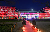 Bild: Ein illuminiertes Gebäude X erwartet die Absolventinnen und Absolventen auch 2017. Foto: Weische